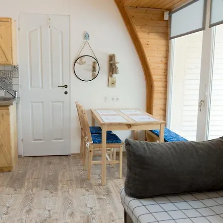 Matroz - Koezvetlenuel A Stranddal Szemben *