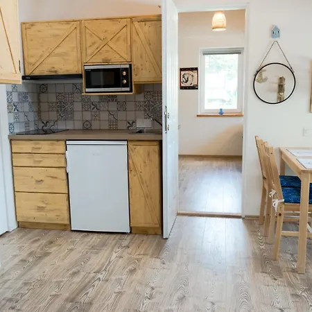 Matroz - Koezvetlenuel A Stranddal Szemben * 발라톤알마디