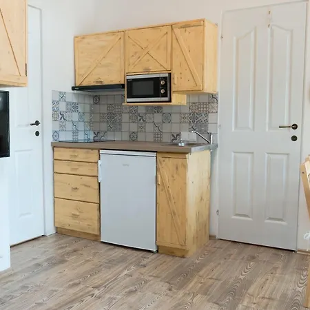 Matroz - Koezvetlenuel A Stranddal Szemben