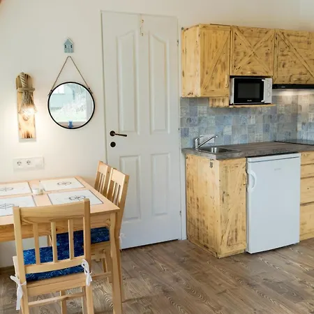 Matroz - Koezvetlenuel A Stranddal Szemben