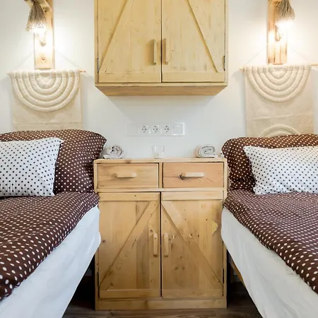 Matroz - Koezvetlenuel A Stranddal Szemben 발라톤알마디