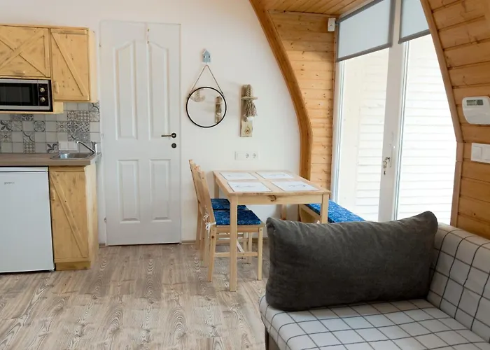 Matroz - Koezvetlenuel A Stranddal Szemben *