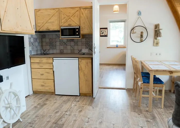 Matroz - Koezvetlenuel A Stranddal Szemben * Balatonalmádi