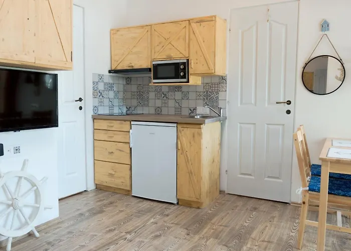 Matroz - Koezvetlenuel A Stranddal Szemben