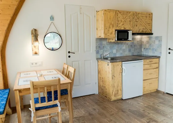 Matroz - Koezvetlenuel A Stranddal Szemben