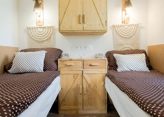 Matroz - Koezvetlenuel A Stranddal Szemben Balatonalmádi