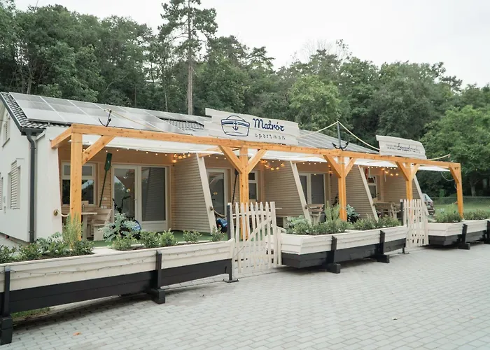 Matroz - Koezvetlenuel A Stranddal Szemben * Balatonalmádi