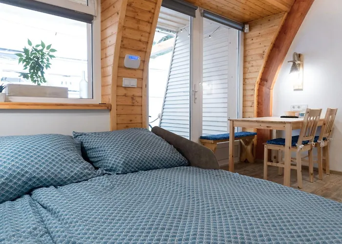 Matroz - Koezvetlenuel A Stranddal Szemben * Balatonalmádi